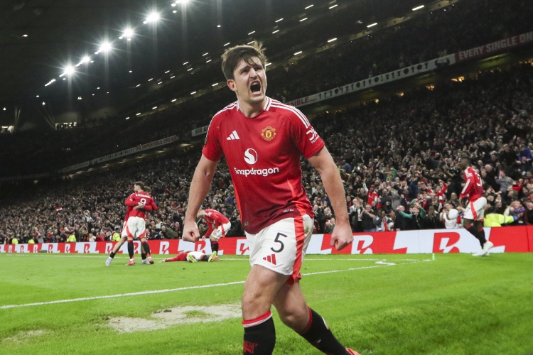 降薪近一半！英媒：曼联考虑开两年周薪10万镑合同，马奎尔愿考虑